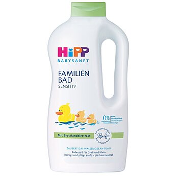 A "Hipp Babysanft Familien Bad Sensitiv" feliratú, zöld kupakkal ellátott fehér műanyag flakon folyékony babasampont vagy fürdetőszert tartalmaz.