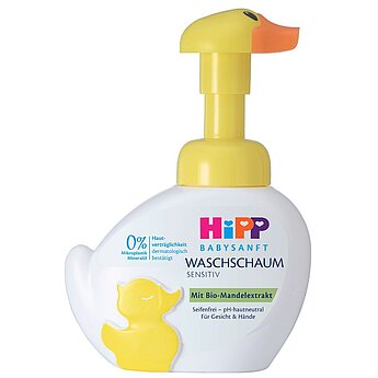 A sárga pumpás adagolóval ellátott, sárga gumikacsás mintával ellátott fehér flakonban "Hipp Babysanft Waschschaum SENSITIV" feliratú, német nyelvű babasampon található.