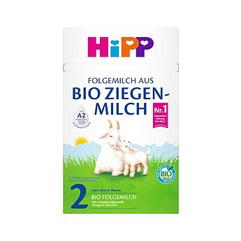 Egy bébiétel termékcímkéje kecske és kecskegida illusztrációval, bio tanúsítvánnyal és a "Folgemilch aus Bio Ziegenmilch" szöveggel, amely azt jelzi, hogy kecsketejes tápszerről van szó.