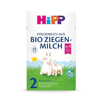 Egy bébiétel termékcímkéje kecske és kecskegida illusztrációval, bio tanúsítvánnyal és a "Folgemilch aus Bio Ziegenmilch" szöveggel, amely azt jelzi, hogy kecsketejes tápszerről van szó.