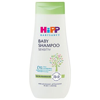 Egy flakon babasampon "Hipp" márkanévvel és "Baby Shampoo SENSITIV" terméknévvel.