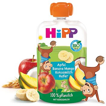 Egy zöld-fehér színű, "HiPP" márkanévvel ellátott bébiétel tasak látható, amely alma, banán, mangó, kókusz és zab keverékét tartalmazza.