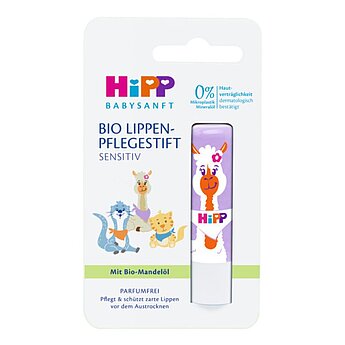 Egy "BIO LIPPEN-PFLEGESTIFT SENSITIV" feliratú ajakápoló termék csomagolása 0%-os beltartalmi állítással, a terméken egy rajzolt láma és egy német nyelvű tulajdonságlista látható.