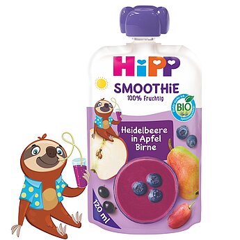 Egy 120 ml-es Hipp Smoothie tasak áfonya, alma, körte és szőlő keverékével egy rajzolt lajhár mellett, aki egy pohár turmixot tart a kezében.