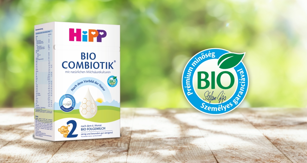 Fehér doboz "HiPP BIO COMBIOTIK" felirattal, zöld levél logóval és kék kör alakú bélyegzővel, zölddel írt "BIO" felirattal.